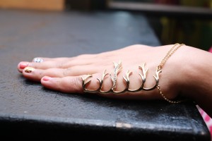 Bloggers adoring their beautiful hands with exquisitie Jewellery by Jewelsify (3)